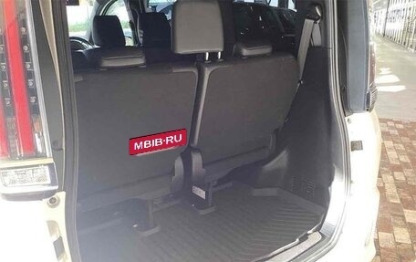 Toyota Noah III, 2018 год, 1 880 000 рублей, 21 фотография