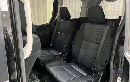 Toyota Voxy III, 2018 год, 2 170 000 рублей, 11 фотография