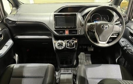 Toyota Voxy III, 2018 год, 2 170 000 рублей, 6 фотография