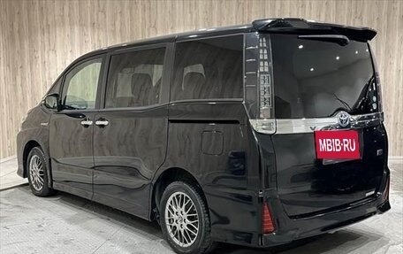 Toyota Voxy III, 2018 год, 2 170 000 рублей, 5 фотография