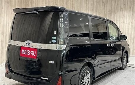 Toyota Voxy III, 2018 год, 2 170 000 рублей, 3 фотография