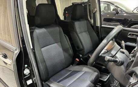 Toyota Voxy III, 2018 год, 2 170 000 рублей, 16 фотография