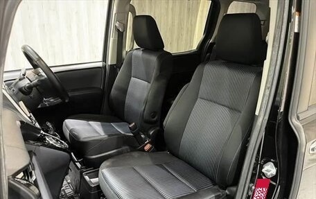 Toyota Voxy III, 2018 год, 2 170 000 рублей, 15 фотография