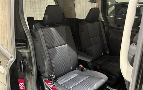 Toyota Voxy III, 2018 год, 2 170 000 рублей, 17 фотография