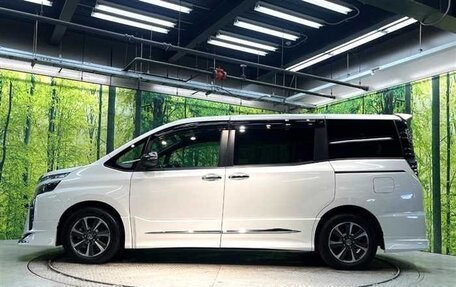 Toyota Voxy III, 2021 год, 2 350 000 рублей, 5 фотография