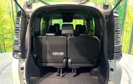 Toyota Voxy III, 2021 год, 2 350 000 рублей, 10 фотография