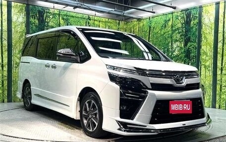 Toyota Voxy III, 2021 год, 2 350 000 рублей, 2 фотография