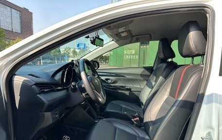 Toyota Yaris XP150 рестайлинг, 2022 год, 999 000 рублей, 5 фотография