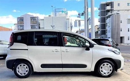 Toyota Sienta, 2025 год, 1 980 000 рублей, 3 фотография