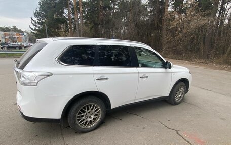 Mitsubishi Outlander III рестайлинг 3, 2014 год, 1 990 000 рублей, 3 фотография