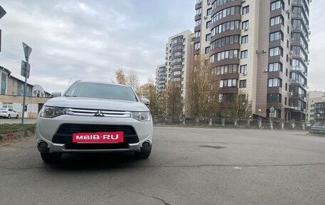 Mitsubishi Outlander III рестайлинг 3, 2014 год, 1 990 000 рублей, 4 фотография
