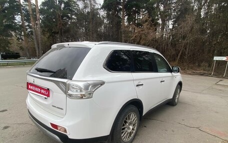 Mitsubishi Outlander III рестайлинг 3, 2014 год, 1 990 000 рублей, 2 фотография