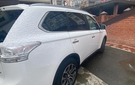 Mitsubishi Outlander III рестайлинг 3, 2014 год, 1 990 000 рублей, 6 фотография