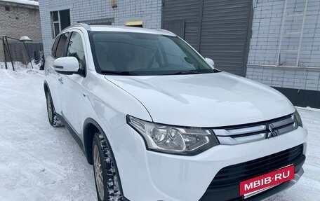 Mitsubishi Outlander III рестайлинг 3, 2014 год, 1 990 000 рублей, 13 фотография