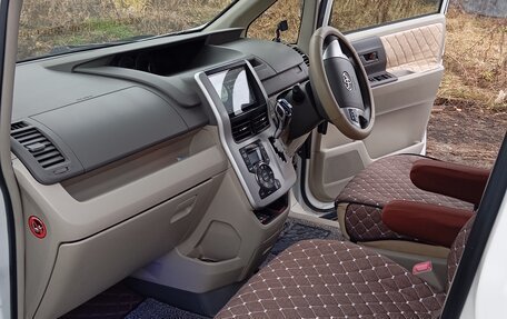 Toyota Noah III, 2013 год, 1 800 000 рублей, 4 фотография