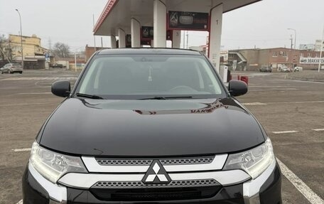 Mitsubishi Outlander III рестайлинг 3, 2019 год, 1 800 000 рублей, 1 фотография