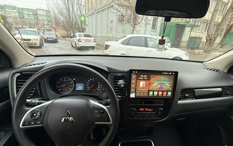 Mitsubishi Outlander III рестайлинг 3, 2019 год, 1 800 000 рублей, 8 фотография
