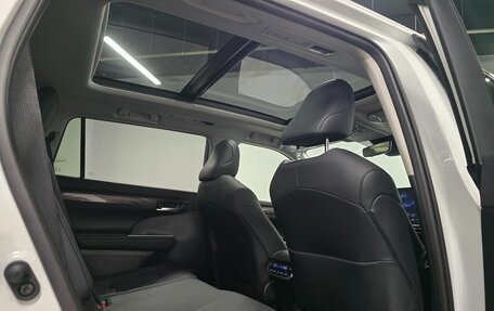 Toyota Highlander, 2025 год, 5 825 000 рублей, 24 фотография