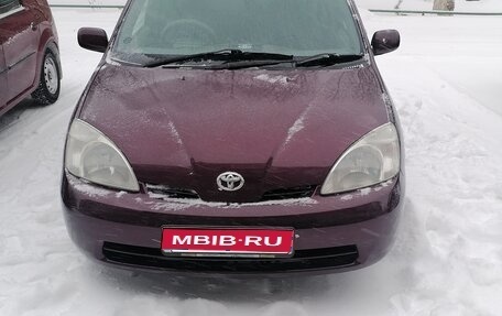 Toyota Prius IV XW50, 2001 год, 415 000 рублей, 1 фотография