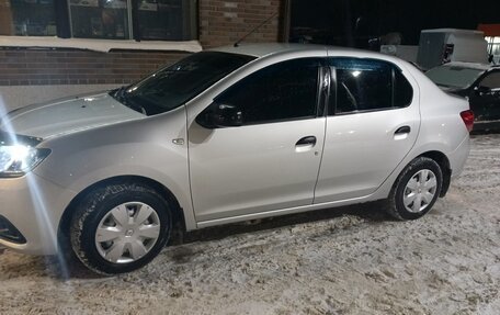 Renault Logan II, 2018 год, 900 000 рублей, 2 фотография