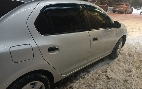 Renault Logan II, 2018 год, 900 000 рублей, 3 фотография