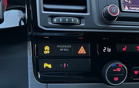 Volkswagen Multivan T6 рестайлинг, 2018 год, 4 500 000 рублей, 16 фотография