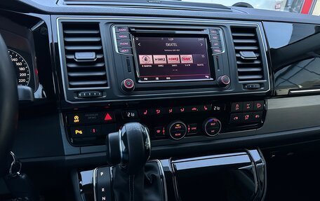 Volkswagen Multivan T6 рестайлинг, 2018 год, 4 500 000 рублей, 9 фотография