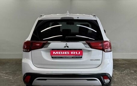 Mitsubishi Outlander III рестайлинг 3, 2021 год, 2 350 000 рублей, 3 фотография