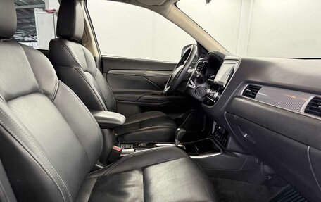 Mitsubishi Outlander III рестайлинг 3, 2021 год, 2 350 000 рублей, 14 фотография