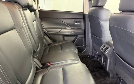 Mitsubishi Outlander III рестайлинг 3, 2021 год, 2 350 000 рублей, 15 фотография