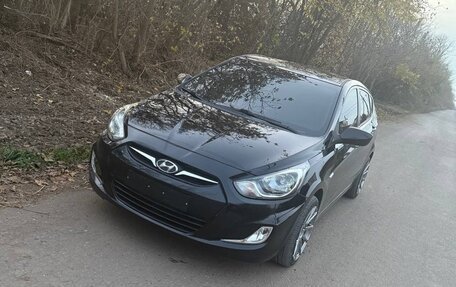 Hyundai Solaris II рестайлинг, 2011 год, 900 000 рублей, 1 фотография