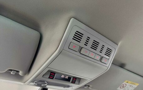 Volkswagen Multivan T6 рестайлинг, 2016 год, 2 915 000 рублей, 12 фотография