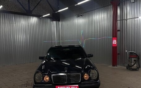 Mercedes-Benz E-Класс, 1998 год, 300 000 рублей, 1 фотография