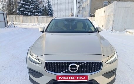 Volvo V60 II, 2019 год, 1 990 000 рублей, 2 фотография