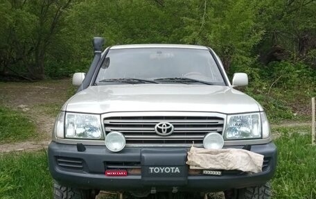 Toyota Land Cruiser 100 рестайлинг 2, 2003 год, 1 700 000 рублей, 1 фотография