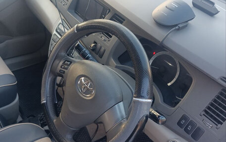 Toyota ISis I, 2010 год, 1 060 000 рублей, 13 фотография