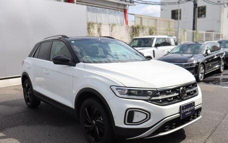 Volkswagen T-Roc I, 2023 год, 1 890 000 рублей, 3 фотография