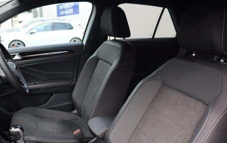 Volkswagen T-Roc I, 2023 год, 1 890 000 рублей, 28 фотография