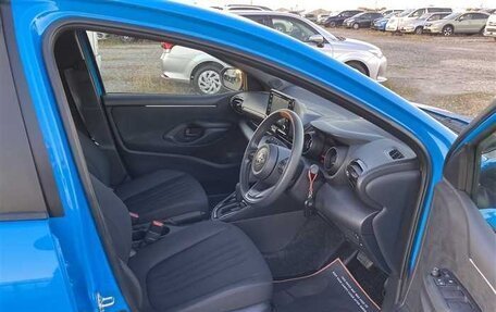 Toyota Yaris, 2022 год, 1 030 000 рублей, 16 фотография