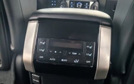 Toyota Land Cruiser Prado 150 рестайлинг 2, 2020 год, 4 900 000 рублей, 5 фотография