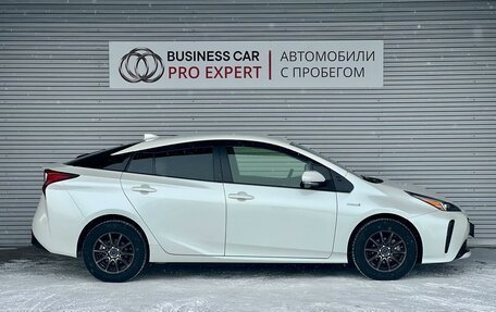 Toyota Prius IV XW50, 2019 год, 2 399 000 рублей, 4 фотография
