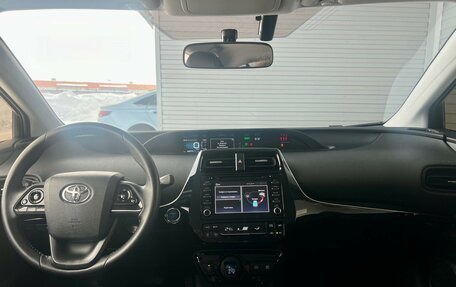 Toyota Prius IV XW50, 2019 год, 2 399 000 рублей, 16 фотография