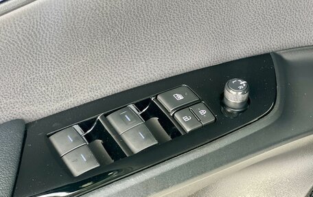 Toyota Prius IV XW50, 2019 год, 2 399 000 рублей, 23 фотография