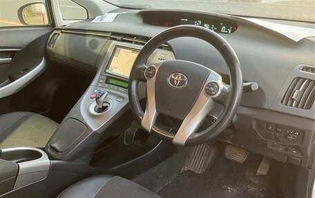 Toyota Prius, 2015 год, 1 300 000 рублей, 9 фотография
