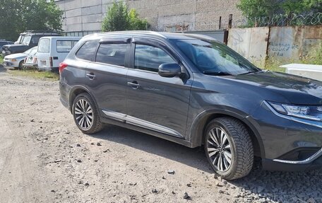 Mitsubishi Outlander III рестайлинг 3, 2018 год, 2 400 000 рублей, 4 фотография