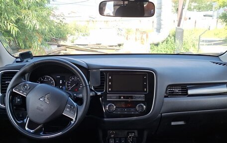 Mitsubishi Outlander III рестайлинг 3, 2018 год, 2 400 000 рублей, 6 фотография