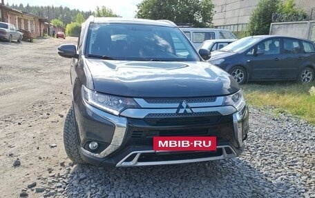 Mitsubishi Outlander III рестайлинг 3, 2018 год, 2 400 000 рублей, 2 фотография