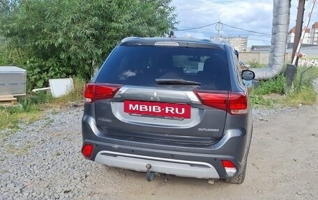 Mitsubishi Outlander III рестайлинг 3, 2018 год, 2 400 000 рублей, 3 фотография
