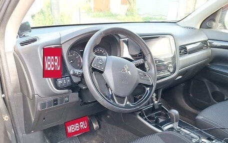 Mitsubishi Outlander III рестайлинг 3, 2018 год, 2 400 000 рублей, 5 фотография