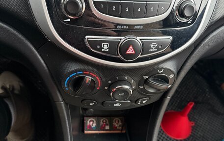 Hyundai Solaris II рестайлинг, 2014 год, 1 000 000 рублей, 12 фотография